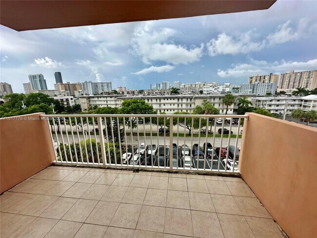 Building Photo - 2200 E Hallandale Beach Blvd