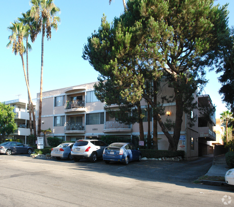 Vista desde la calle - Weddington Mid-Rise