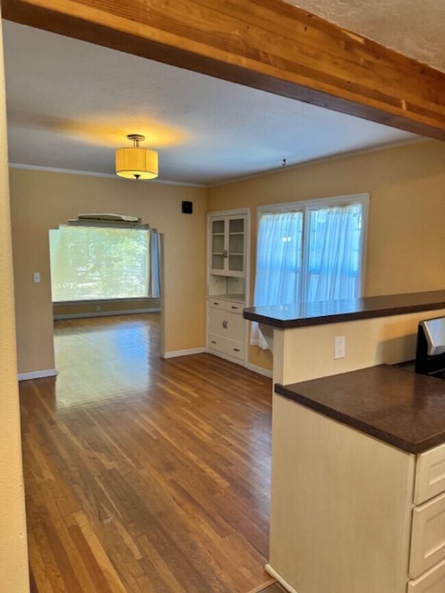 Foto del edificio - NEW TO MARKET, SINGLE LEVEL HOME, FULLY FE...