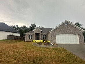 Building Photo - 3315 Village E Dr
