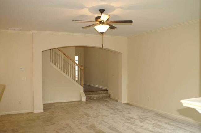Building Photo - TOWN HOME IN GATED COMMUNITY WITH POOL!