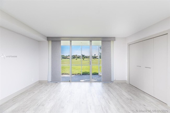 Foto del edificio - 800 Cypress Blvd