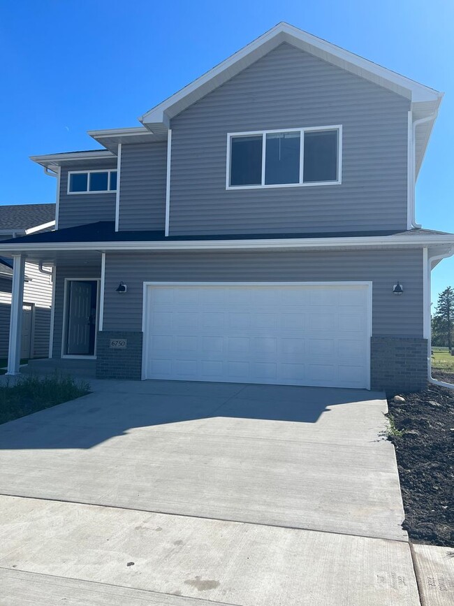 Building Photo - New 4 Bedroom/2 Bathroom House