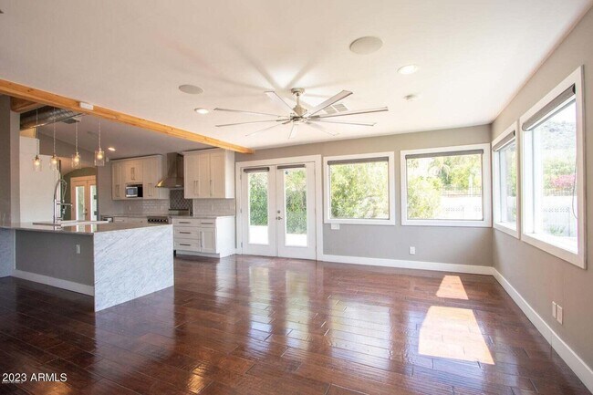 Foto del edificio - 2227 E Orangewood Ave