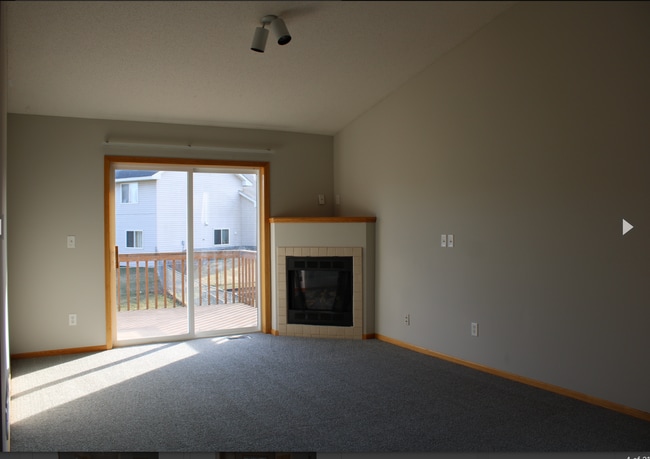 Building Photo - 451 Meadow Ln