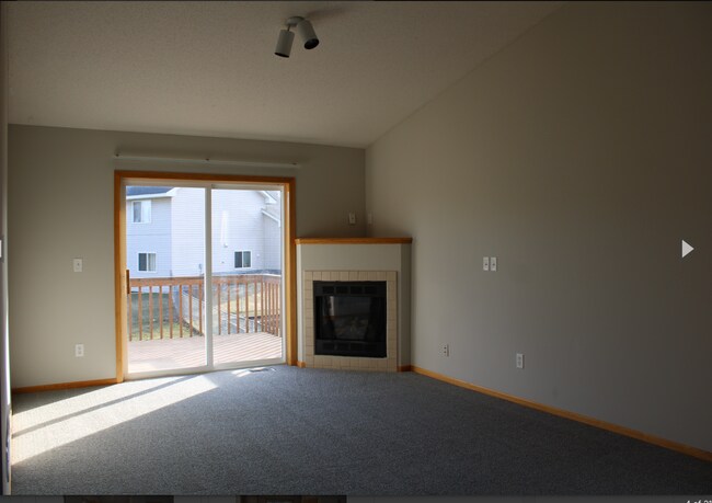 Foto del edificio - 451 Meadow Ln