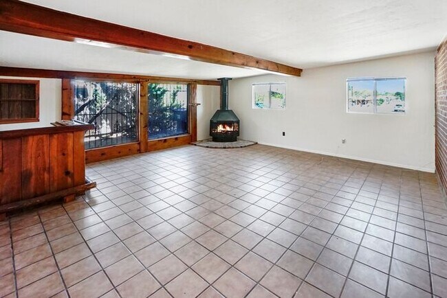 Foto del edificio - Eastside home- 4 bedroom/ 2 bathrooms, poo...