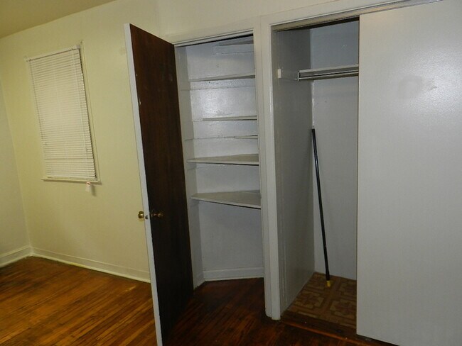 Foto del edificio - 1BR w/ HW Floors, New Kitchen, Shared Cour...