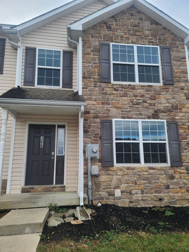 Foto principal - 3 Bedroom 2 1/2 bath Townhome for Rent in Waynesboro