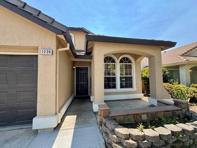 Foto del edificio - Beautiful 3 Bed / 2 Bath Home with 2-Car Garage in Roseville
