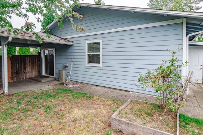 Building Photo - 3 Bed Room 2 Bath No Garage No Carport