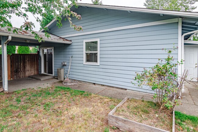 Foto del edificio - 3 Bed Room 2 Bath No Garage No Carport