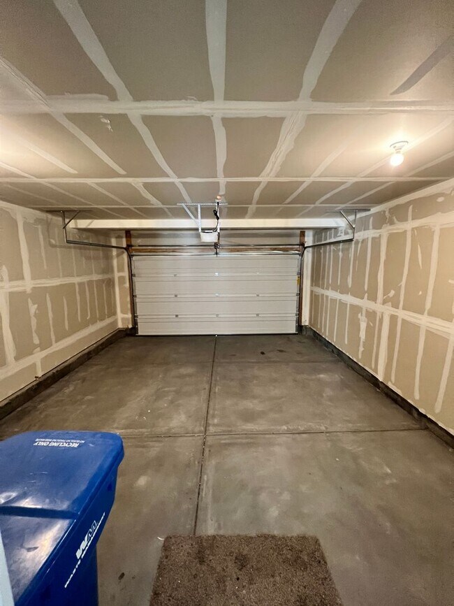 Building Photo - 4 Bedroom 3 Bath FOR RENT FINISHED BASEMENT