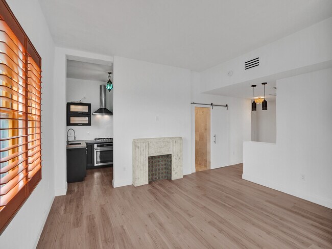 Building Photo - 2421 Lake Pancoast Dr