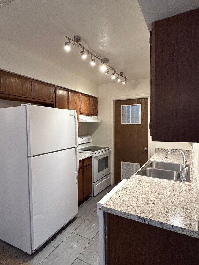 Foto del edificio - $1450 2 Bedroom/1 Bathroom Townhome Ready ...