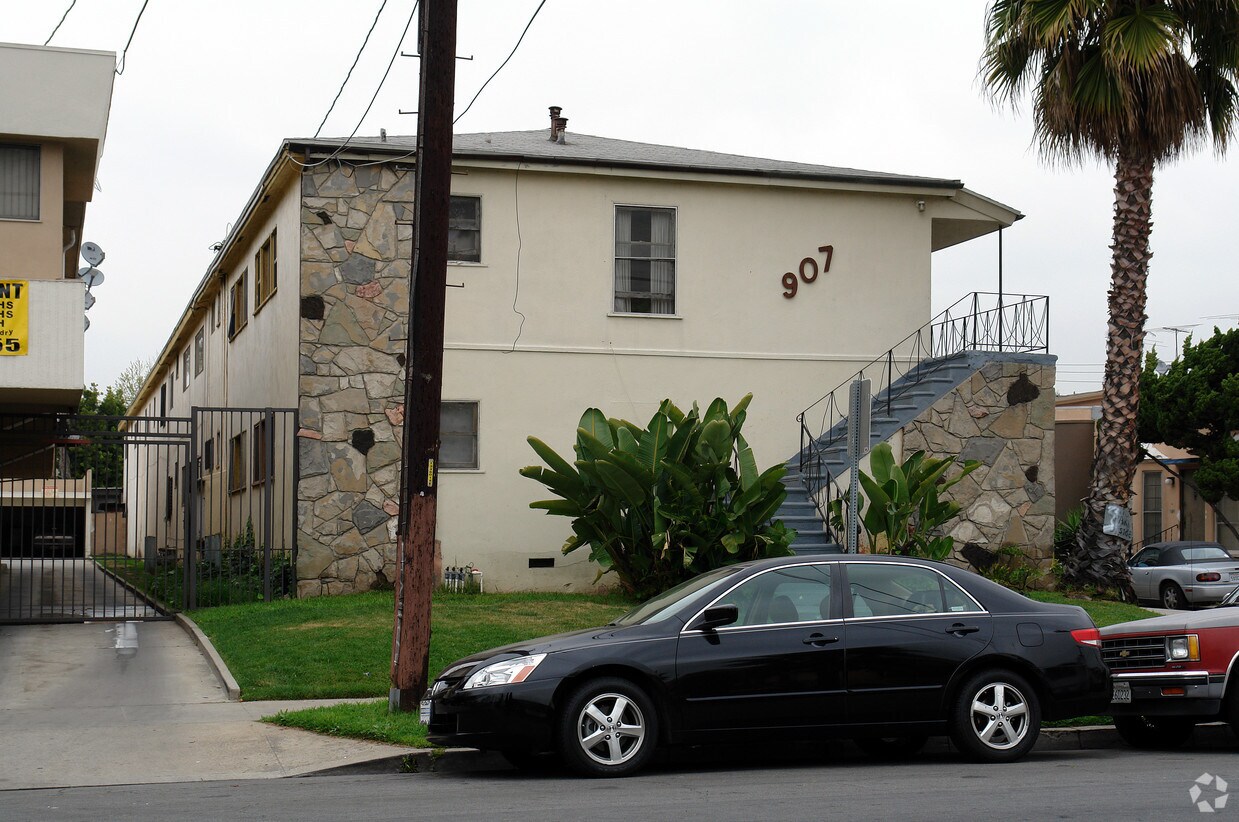 Building Photo - 907 E La Brea Dr