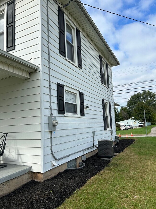 Foto del edificio - 3 Bedroom, 1.5 bathroom Home with 2-Car Garage!!