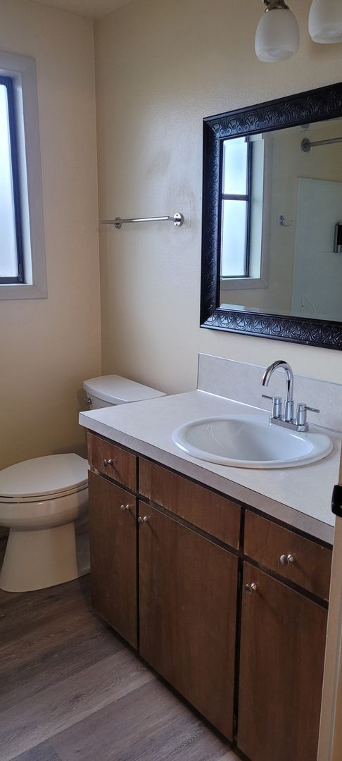 Building Photo - Newly Updated 2 Bedroom Apartment located ...