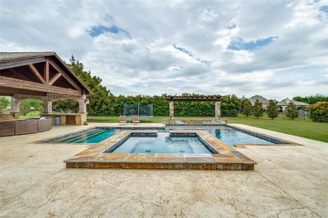 Building Photo - 2204 Lake Lugano Dr
