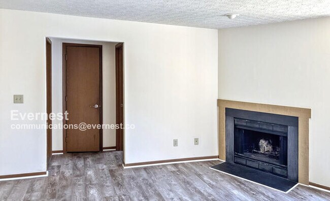 Foto del edificio - 2-Bedroom Condo with Laundry Hookups / Pet-Friendly / Available Now!