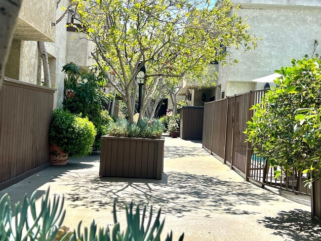 Foto del edificio - 14424 Magnolia Blvd
