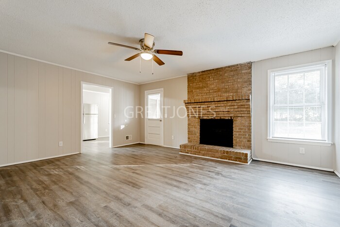 Primary Photo - Charming 4 Bedroom in Columbia!