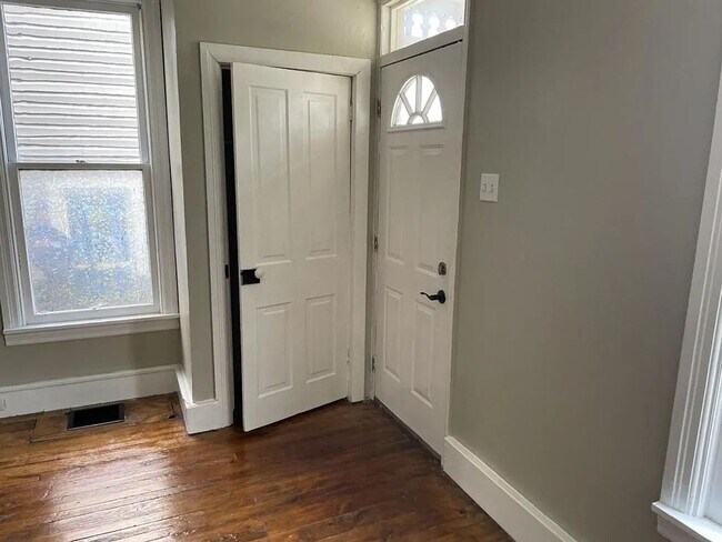 Foto del edificio - 3-bedroom, 1 full bath Victorian home in Newport, PA