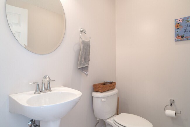 Building Photo - Spacious 4-Bedroom Townhouse with Modern A...