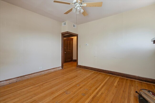 Foto del edificio - 1448 E 72nd Pl