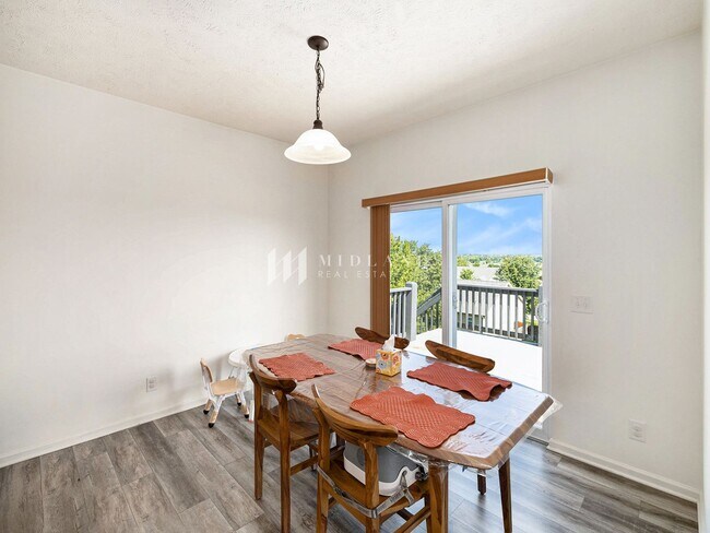 Foto del edificio - 1.5 story in Ashford Hollow
