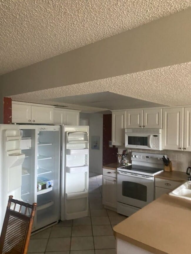 Foto del edificio - 2 bedroom 2 bathroom home with a screened ...