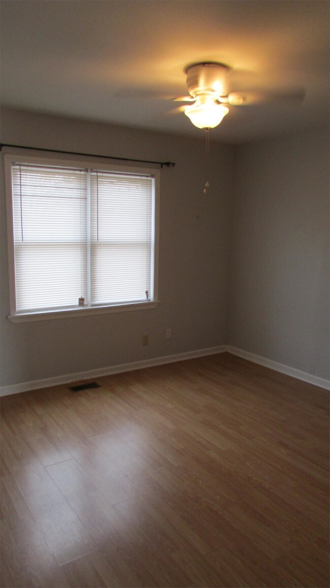 Building Photo - 902 E Rose Dr