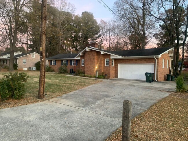 Foto del edificio - Beautiful 3 bedroom 2 bath West Burlington...