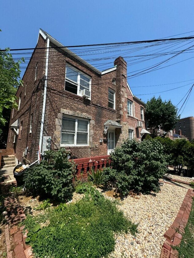 6743 Clyde St Unit 2, Queens, NY 11375 Room for Rent in Queens, NY