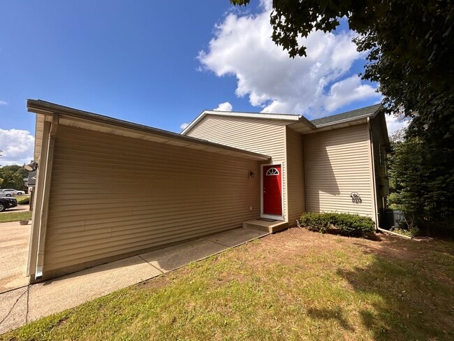 Building Photo - Four Bedroom Duplex in Cascade