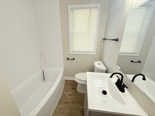 Foto del edificio - This beautifully updated 3-bedroom, 1-bath single-family home is ready for move-in!