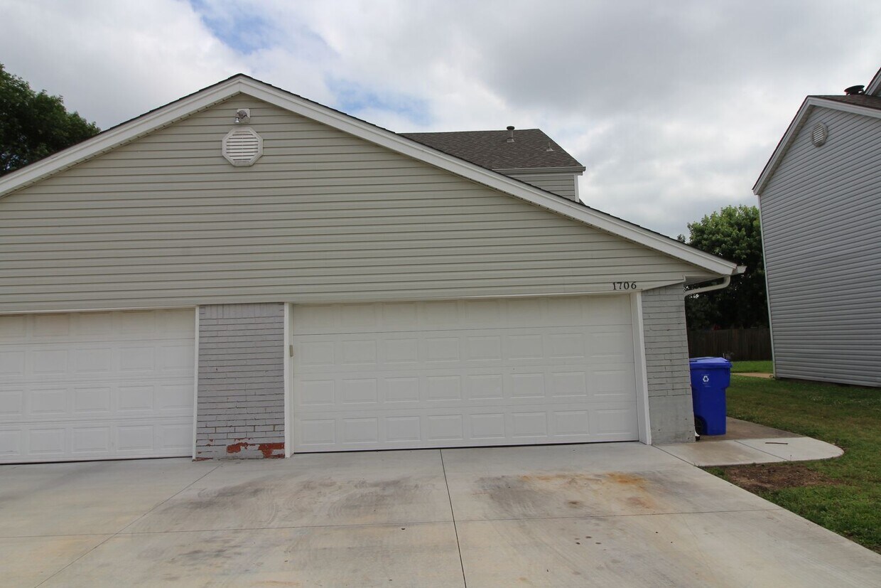 Building Photo - 1706 Jennifer Cir
