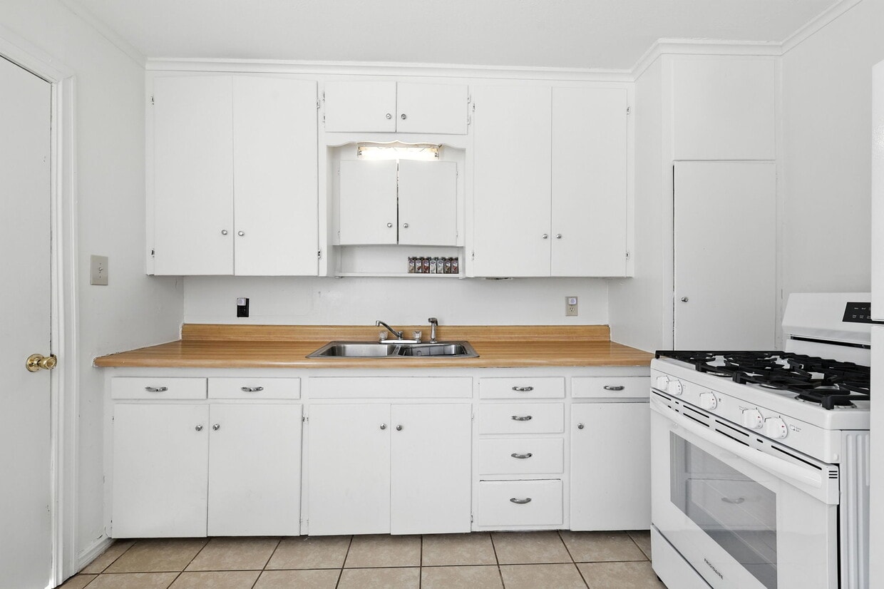 Primary Photo - 1548 S Oak Ave