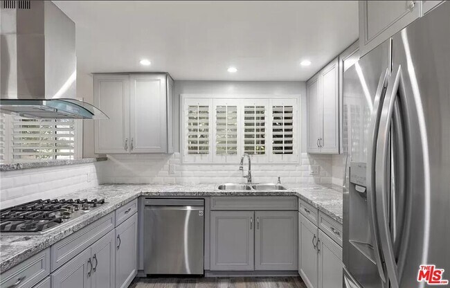 Foto del edificio - 3300 Montrose Ave