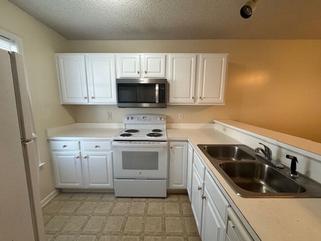 Building Photo - Holton Place - McClelland Dr.
