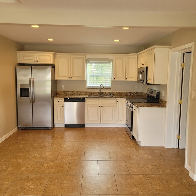 Foto del edificio - 1824 Beachwood Dr