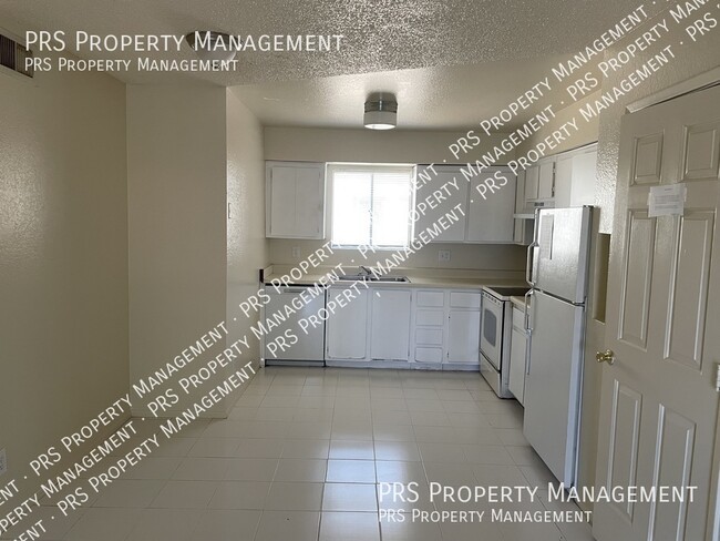 Building Photo - 465 W Ivyglen St