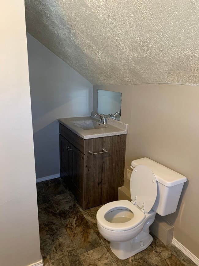 Foto del edificio - 4 Bedroom, 1.5 Bathroom House Available, C...