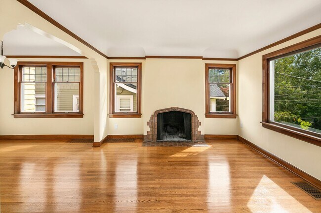 Building Photo - 3bd/2ba Seattle Home