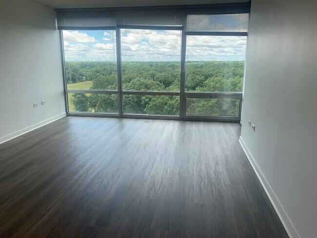 Foto del edificio - 9655 Woods Dr