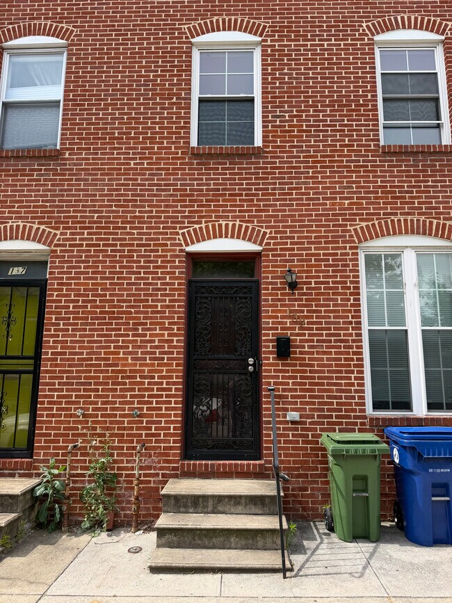 Fachada de ladrillo - 139 W Hamburg St