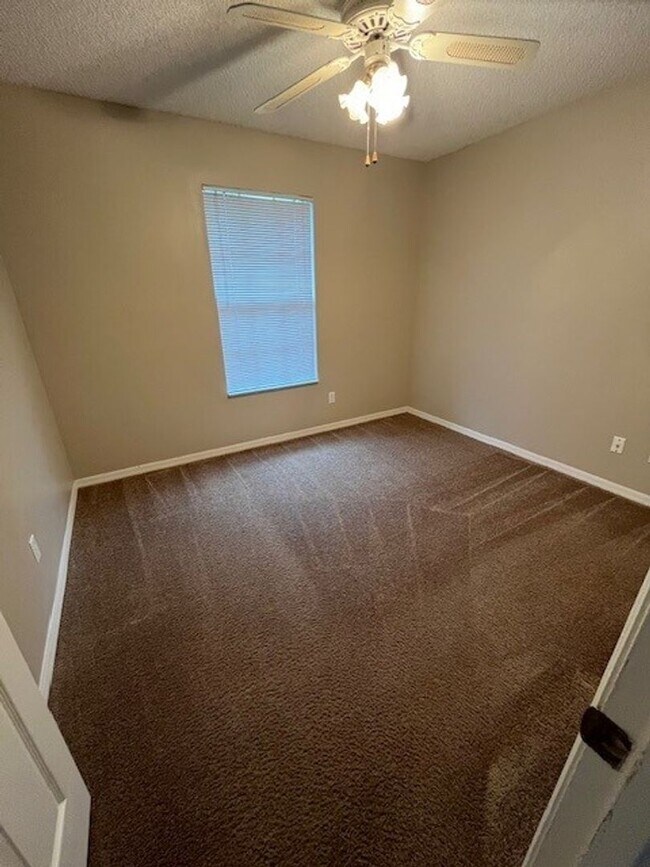 Building Photo - **4/2 in Copperfield Estates - Red Bug Lak...