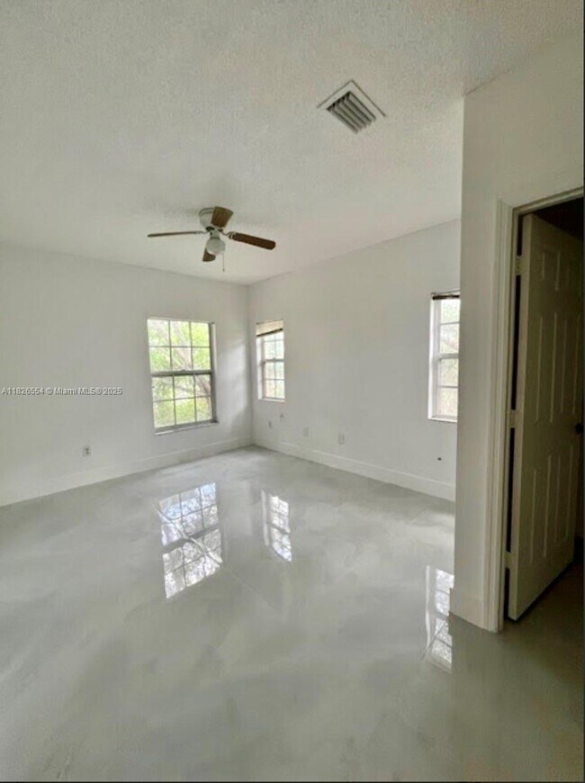 Foto del edificio - 10324 Fox Trail Rd S