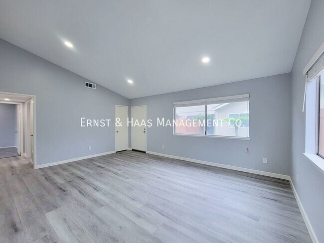 Building Photo - Luxurious Living, Completly Renovated Deta...