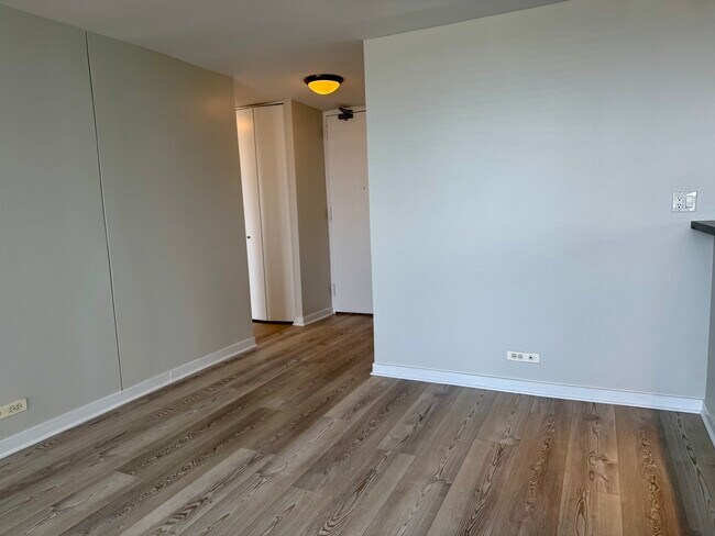Foto del edificio - 655 W Irving Park Rd